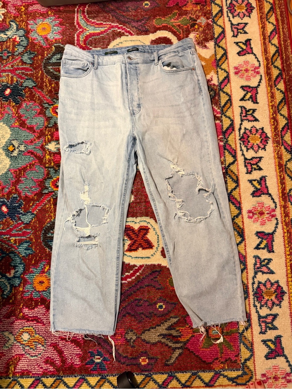 Light Wash Distressed Women’s Jeans
